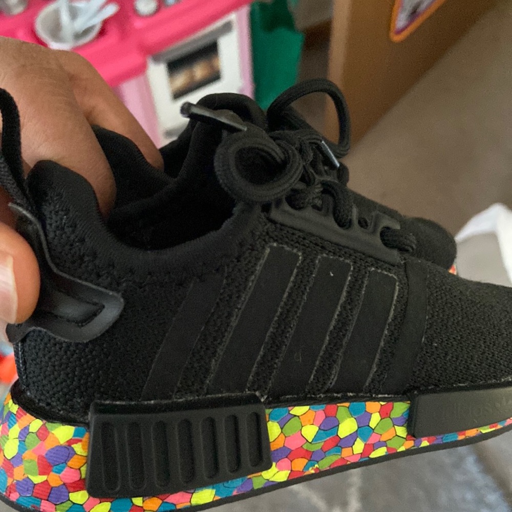 Kids adidas shoe in a 6